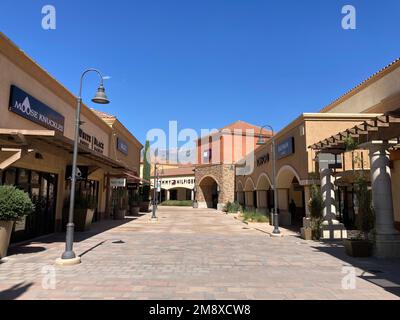 Vista esterna dei negozi outlet del centro commerciale Desert Hills Premium Outlets - Cabazon, California, USA - 2022 Foto Stock