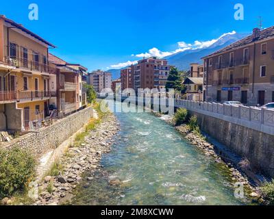 Susa vista sulla città metropolitana di Torino, Piemonte, Italia Foto Stock