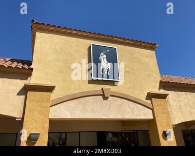 Polo Ralph Lauren segno, logo sulla facciata del negozio al centro commerciale Desert Hills Premium Outlets - Cabazon, California, USA - 2022 Foto Stock