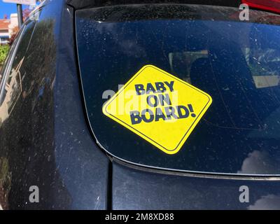 Segnale di avvertenza baby on Board, adesivo giallo sul paraurti sulla portiera posteriore dell'auto. Foto Stock