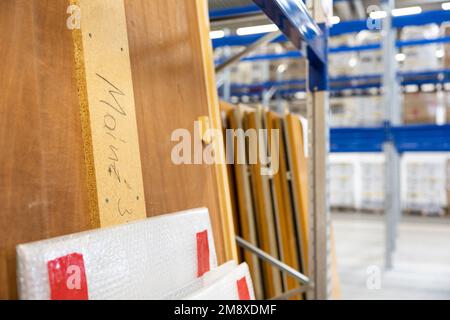 Bad Kreuznach, Germania. 30th Set, 2022. Un pezzo di pannelli in legno con l'iscrizione 'Magonza', preso in un magazzino. Migliaia di pezzi del Municipio di Mainz elencati ma controversi del 1970s sono in una sala appositamente affittata. A poco a poco, devono essere restituiti restaurati. La città parla del 'rompicapo del municipio'. Credit: Hannes P. Albert/dpa/Alamy Live News Foto Stock