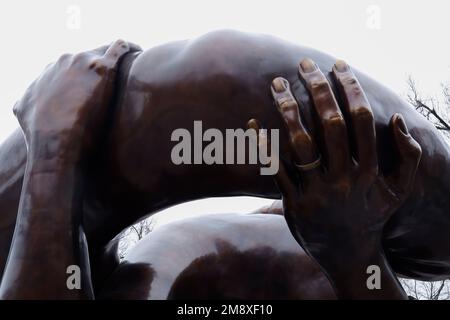 La gente visita la scultura intitolata “The Enbrace” dell’artista Hank Willis Thomas su Boston Common il 15 gennaio 2023 a Boston, Massachusetts, USA. La scultura commemora Martin Luther King Jr. E sua moglie Coretta Scott King, disegnata da una foto scattata nel 1964 dal Dr. King dopo aver ricevuto il Premio Nobel per la pace. (Foto di John Lamparski/NurPhoto) Credit: NurPhoto SRL/Alamy Live News Foto Stock