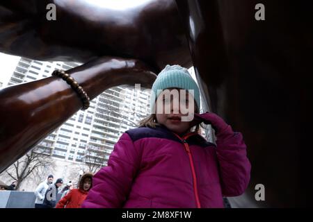 La gente visita la scultura intitolata “The Enbrace” dell’artista Hank Willis Thomas su Boston Common il 15 gennaio 2023 a Boston, Massachusetts, USA. La scultura commemora Martin Luther King Jr. E sua moglie Coretta Scott King, disegnata da una foto scattata nel 1964 dal Dr. King dopo aver ricevuto il Premio Nobel per la pace. (Foto di John Lamparski/NurPhoto)0 Credit: NurPhoto SRL/Alamy Live News Foto Stock