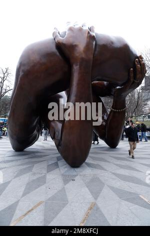 Boston, Stati Uniti. 15th Jan, 2023. La gente visita la scultura intitolata “The Enbrace” dell’artista Hank Willis Thomas su Boston Common il 15 gennaio 2023 a Boston, Massachusetts, USA. La scultura commemora Martin Luther King Jr. E sua moglie Coretta Scott King, disegnata da una foto scattata nel 1964 dal Dr. King dopo aver ricevuto il Premio Nobel per la pace. Credit: Sipa USA/Alamy Live News Foto Stock