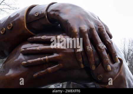 Boston, Stati Uniti. 15th Jan, 2023. La gente visita la scultura intitolata “The Enbrace” dell’artista Hank Willis Thomas su Boston Common il 15 gennaio 2023 a Boston, Massachusetts, USA. La scultura commemora Martin Luther King Jr. E sua moglie Coretta Scott King, disegnata da una foto scattata nel 1964 dal Dr. King dopo aver ricevuto il Premio Nobel per la pace. Credit: Sipa USA/Alamy Live News Foto Stock