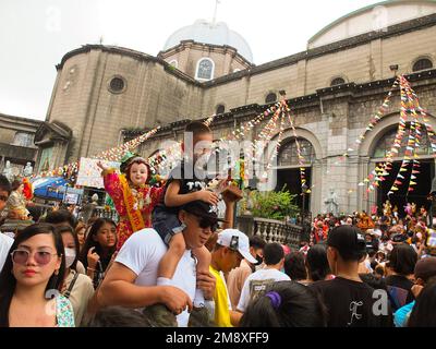 Manila, Filippine. 15th Jan, 2023. Un padre porta il figlio sulle spalle mentre lasciano la Chiesa di Tendo. I devoti cattolici si affollano nella parrocchia di Santo Niño de Tendo, conosciuta anche come Chiesa di Tendo a Manila, con il loro Sto. Niño repliche a casa per la sua benedizione. L'icona cattolica più antica del paese, il Santo Niño o il titolo cattolico romano del bambino Gesù. Associata ad un'immagine religiosa del Cristo bambino, ampiamente venerata come miracolosa dai cattolici filippini. (Foto di Josefiel Rivera/SOPA Images/Sipa USA) Credit: Sipa USA/Alamy Live News Foto Stock