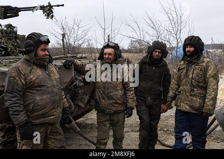 Donbas, Ucraina. 15th Jan, 2023. Un gruppo di autisti di navi cisterna prende una pausa sul fronte nord del Donbas il movimento militare nella parte nord del Donbas è costante. Al momento la linea difensiva è in movimento a causa della situazione critica nella città di Soledar. (Foto di Edgar Gutiérrez/SOPA Images/Sipa USA) Credit: Sipa USA/Alamy Live News Foto Stock