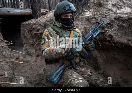 Donbas, Ucraina. 15th Jan, 2023. Un soldato prende posizione in una trincea vicino al fronte nel Donbas. Il movimento militare nella parte settentrionale del Donbas è costante. Al momento la linea difensiva è in movimento a causa della situazione critica nella città di Soledar. (Foto di Edgar Gutiérrez/SOPA Images/Sipa USA) Credit: Sipa USA/Alamy Live News Foto Stock