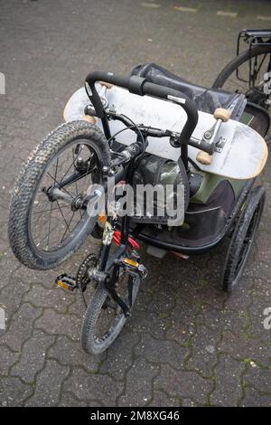 Offenbach am Main, Germania. 12th Dec, 2022. Una piccola bicicletta per suo figlio è appesa al rimorchio della bicicletta dell'autore Jasmin Böhm. Con questa costruzione, lei e suo figlio hanno fatto l'ultima volta un tour in bicicletta da Offenbach a Istanbul. (A dpa: 'Autore da Offenbach viaggi migliaia di chilometri con la bicicletta e bambino') Credit: Sebastian Gollnow/dpa/Alamy Live News Foto Stock