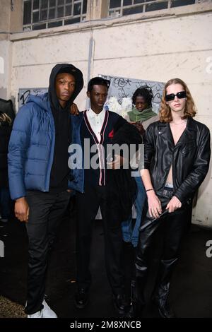 Modelli fuori dal JW Anderson show durante la Milano Men's Fashion Week Autunno/Inverno 2023/2024 Foto Stock