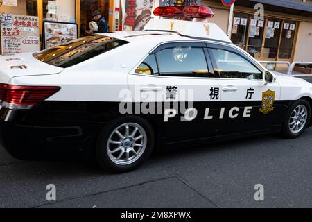 Tokyo, Giappone. 9th Jan, 2023. A Tokyo Metropolitan Police Cruiser pattugliamenti Ueno.Ameya-YokochÅ (ã‚¢ãƒ¡ãƒ¤Æ¨ªä¸) è un famoso mercato all'aperto e quartiere dello shopping situato nel nord di Tokyo. È conosciuta per i suoi venditori ambulanti e i mercati umidi che vendono un'ampia varietà di beni come abbigliamento, accessori e prodotti freschi. Il mercato e' un posto fantastico per trovare prodotti unici e a prezzi accessibili, cosi' come un assaggio della tradizionale cultura di strada Giapponese. (Credit Image: © Taidgh Barron/ZUMA Press Wire) SOLO PER USO EDITORIALE! Non per USO commerciale! Foto Stock