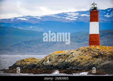 Il faro Les Eclaireurs si trova nel canale di Beagle, a Ushuaia, nella Tierra del Fuego, in Argentina. Faro di colore rosso e bianco. spazio di copia Foto Stock