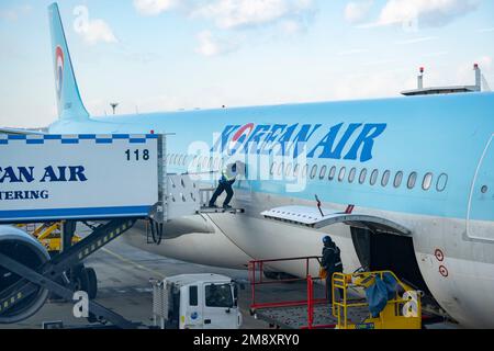 Seul, Corea. 22nd Dec, 2022. Un Korean Air Airbus A330 è preparato per un volo verso il Giappone dall'equipaggio della rampa che carica merci, bagagli e forniture di catering a temperature di congelamento. Korean Air (KE) è la compagnia aerea di bandiera della Corea del Sud, con sede a Seoul. È una delle 20 compagnie aeree più importanti al mondo e membro dell'alleanza delle compagnie aeree SkyTeam. La compagnia aerea gestisce il suo hub principale all'aeroporto internazionale di Incheon (ICN) e il suo hub secondario all'aeroporto internazionale di Gimpo (GMP) a Seoul. Korean Air offre voli internazionali e nazionali per destinazioni in tutto il mondo con una flotta moderna Foto Stock