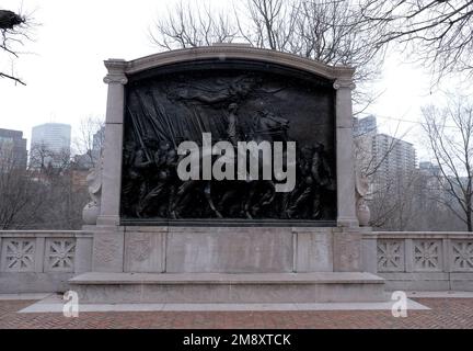 Boston, Stati Uniti. 15th Jan, 2023. Il Massachusetts 54th Regiment Memorial è visto vicino alla Massachusetts state House lungo il Freedom and Black Heritage Trails a Boston Common il 15 gennaio 2023 a Boston, Massachusetts, USA. (Foto di John Lamparski/SIPA USA) Credit: Sipa USA/Alamy Live News Foto Stock