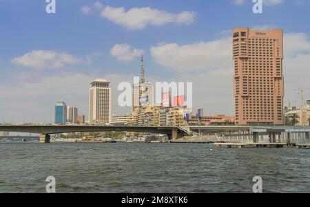 6th ottobre Ponte, skyline, uffici, Nilo Corniche, Nilo, Cairo, Egitto Foto Stock