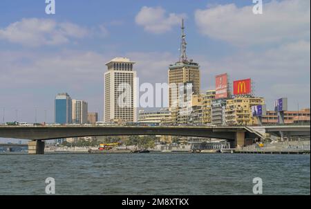 6th ottobre Ponte, skyline, uffici, Nilo Corniche, Nilo, Cairo, Egitto Foto Stock