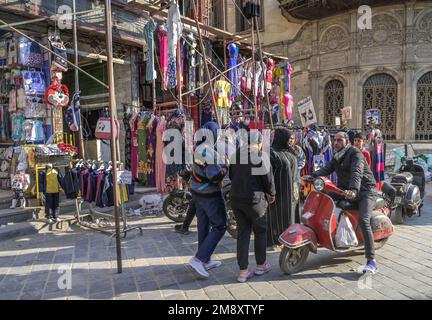 Street scene, negozio di tessili, bazar Khan el-Khalili, Città Vecchia, il Cairo, Egitto Foto Stock