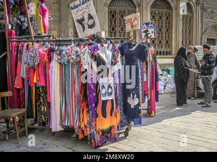 Street scene, negozio di tessili, bazar Khan el-Khalili, Città Vecchia, il Cairo, Egitto Foto Stock