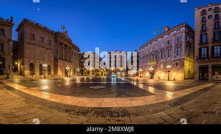 Municipio di Barcellona, Palazzo della Generalitat di Catalogna e Piazza Sant Jaume all'ora blu e di notte (Barcellona, Catalogna, Spagna) Foto Stock