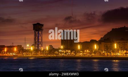 ITA: Spiaggia di Barceloneta al crepuscolo (Barcellona, Catalogna, Spagna) ESP: La playa de la Barceloneta en el crepúsculo (Barcellona, Cataluña, España) FR: PL Foto Stock