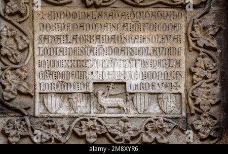 Particolare di una lapide scolpita su una delle pareti esterne della Basilica di Santa Maria del Mar (Barcellona, Catalogna, Spagna) ESP: Detalle de una placa Foto Stock