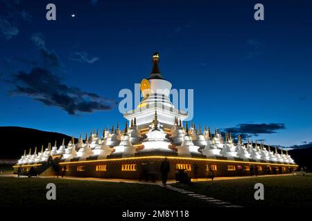 Blue Hour sopra il Choerten tibetano, complesso di Stupa a Dabba, ex Kham, Contea di Daocheng, Contea di Garze, Himalaya, Sichuan, Tibet orientale, Tibet, Cina Foto Stock