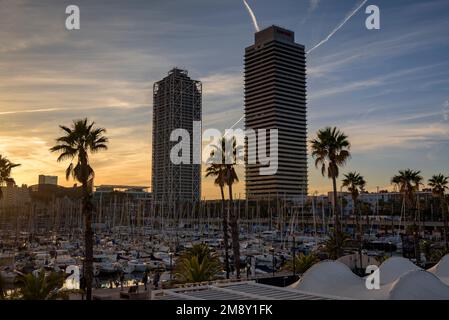 Mapfre tower and Hotel Arts at sunset, seen from the Olympic harbor (Barcelona, Catalonia, Spain) ESP: Torre Mapfre y Hotel Arts al atardecer, BCN Foto Stock