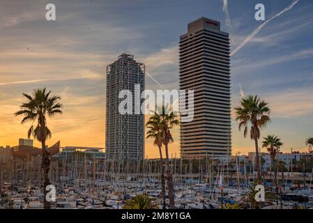 Torre MAPFRE e Hotel Arts al tramonto, visto dal porto olimpico (Barcellona, Catalogna, Spagna) ESP: Torre Mapfre y Hotel Arts al atardecer, BCN Foto Stock
