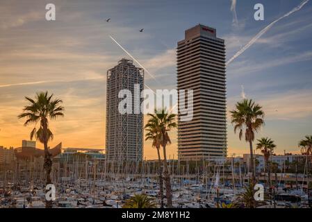 Torre MAPFRE e Hotel Arts al tramonto, visto dal porto olimpico (Barcellona, Catalogna, Spagna) ESP: Torre Mapfre y Hotel Arts al atardecer, BCN Foto Stock