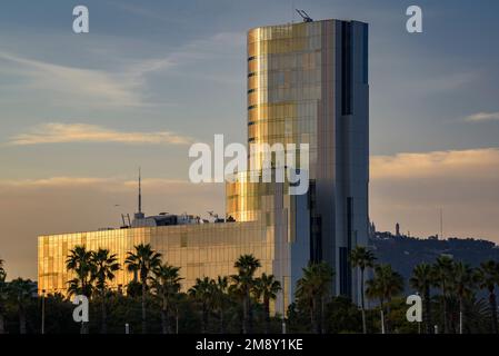 Marenostrum Torre al tramonto, visto dalla spiaggia di Barceloneta (Barcellona, Catalogna, Spagna) ESP: Torre Marenostrum al atardecer, vista desde la playa Foto Stock
