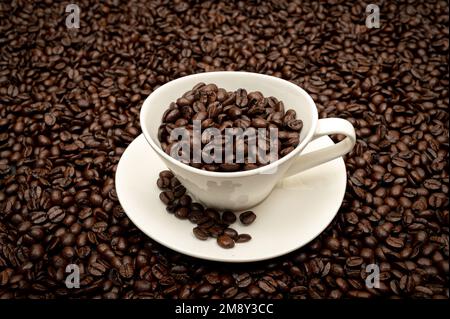 Tazza di caffè su chicchi di caffè marroni Foto Stock