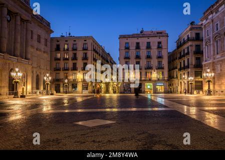 Piazza Sant Jaume all'ora blu e alla notte (Barcellona, Catalogna, Spagna) ESP: Plaza de Sant Jaume en la hora azul y de noche (Barcellona, España) Foto Stock