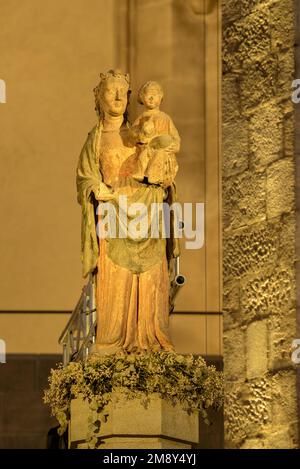 ENG: Scultura della Vergine Maria sull'altare della Basilica di Santa Maria del Mar (Barcellona, Catalogna, Spagna) ESP: Scultura de la Virgen María Foto Stock