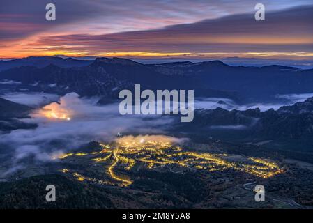 ITA: Alba nella valle di Vall de Lord con nebbia sul serbatoio e nuvole rossastre. Visto da Port del Comte (Solsonès, Lleida, Catalogna, Spagna) ESP: Foto Stock