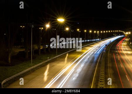 16 gennaio 2023, Hessen, Francoforte sul meno: Lunga esposizione al traffico sull'autostrada 648. Foto: Hannes P. Albert/dpa Foto Stock