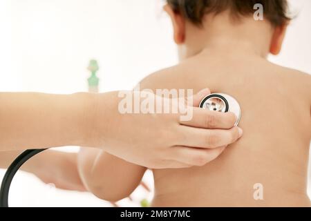 Potrebbe essere un'infezione toracica. Primo piano di un pediatra che usa uno stetoscopio durante un controllo dei bambini.