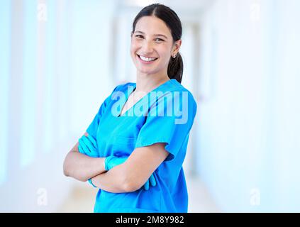 Shes pronto a fare il suo lavoro. una giovane dentista femminile nel suo ufficio. Foto Stock