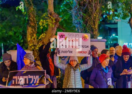 Haifa, Israele - 14 gennaio 2023: La gente protesta con i segni contro i piani legislativi del nuovo governo, a Haifa, Israele Foto Stock