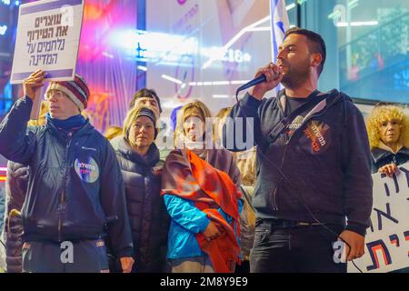 Haifa, Israele - 14 gennaio 2023: La gente protesta con i segni contro i piani legislativi del nuovo governo, a Haifa, Israele Foto Stock