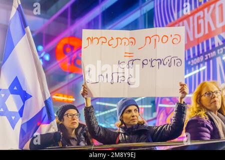 Haifa, Israele - 14 gennaio 2023: La gente protesta con i segni contro i piani legislativi del nuovo governo, a Haifa, Israele Foto Stock