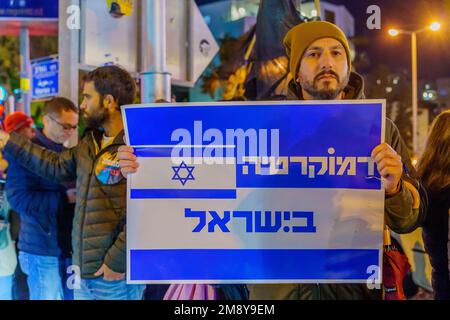 Haifa, Israele - 14 gennaio 2023: La gente protesta con i segni contro i piani legislativi del nuovo governo, a Haifa, Israele Foto Stock