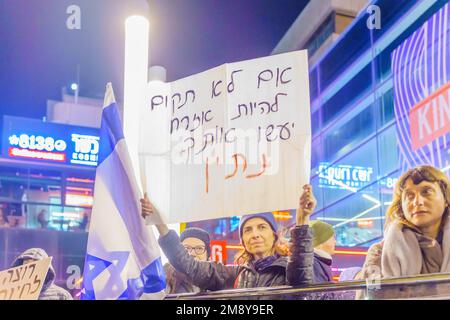 Haifa, Israele - 14 gennaio 2023: La gente protesta con i segni contro i piani legislativi del nuovo governo, a Haifa, Israele Foto Stock