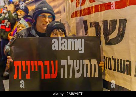 Haifa, Israele - 14 gennaio 2023: La gente protesta con i segni contro la corruzione del nuovo governo, a Haifa, Israele Foto Stock