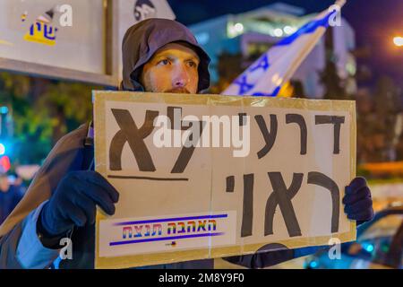 Haifa, Israele - 14 gennaio 2023: La gente protesta con i segni contro la corruzione del nuovo governo, a Haifa, Israele Foto Stock