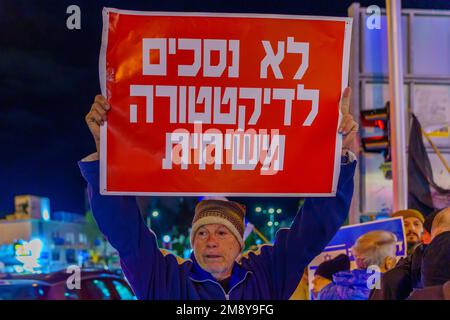 Haifa, Israele - 14 gennaio 2023: La gente protesta con i segni contro i piani legislativi del nuovo governo, a Haifa, Israele Foto Stock