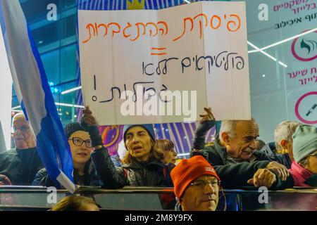 Haifa, Israele - 14 gennaio 2023: La gente protesta con i segni contro i piani legislativi del nuovo governo, a Haifa, Israele Foto Stock