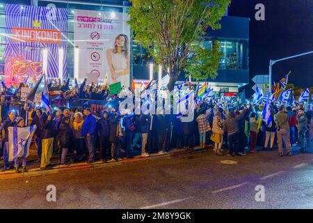 Haifa, Israele - 14 gennaio 2023: Folla di persone protestano con vari segnali contro i piani legislativi del nuovo governo, a Haifa, Israele Foto Stock