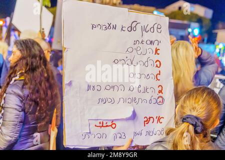 Haifa, Israele - 14 gennaio 2023: La gente protesta con i segni contro i piani legislativi del nuovo governo, a Haifa, Israele Foto Stock