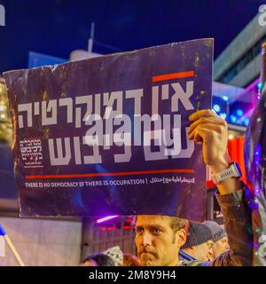 Haifa, Israele - 14 gennaio 2023: La gente protesta con i segni contro i piani legislativi del nuovo governo, a Haifa, Israele Foto Stock