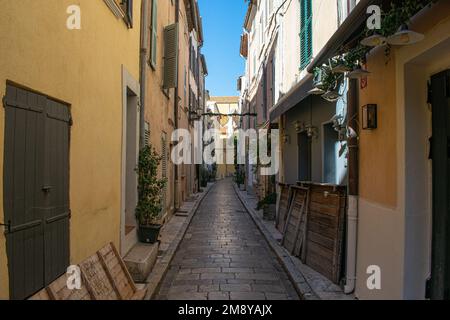 Saint Trope strada stretta con piante e sole Foto Stock